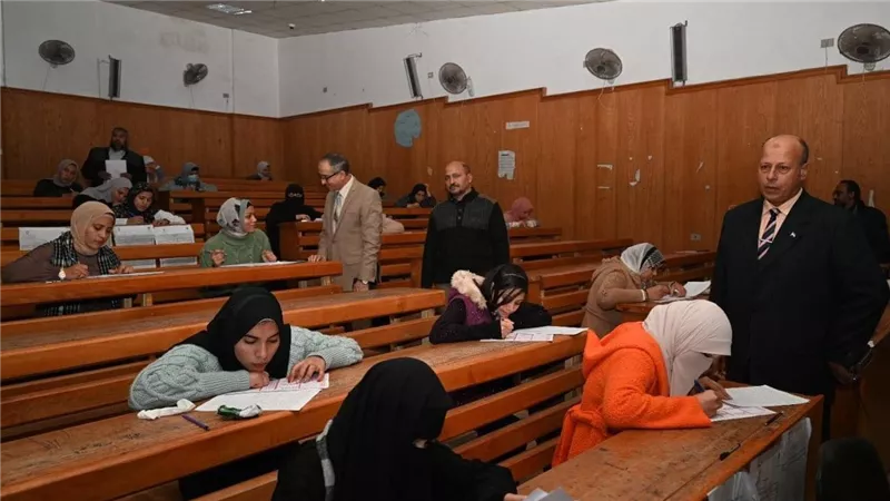 جامعة الفيوم: عميد كلية الآداب يتابع سير امتحانات الفصل الدراسي الأول بالكلية 