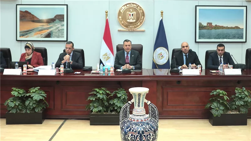 وزير السياحة يعقد اجتماعاً لمتابعة الموقف التنفيذي لمشروعات تطوير الأنظمة الإلكترونية