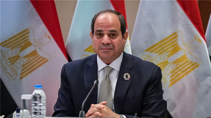 الرئيس السيسي يتفقد تطوير المقطم.. ويتحدث عن فرص العمل