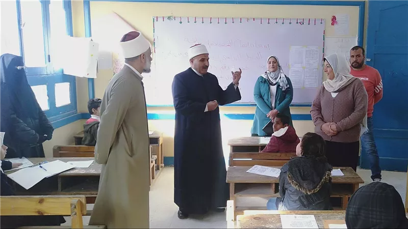 رئيس المنطقة الأزهرية بالسويس يتفقد إمتحانات الإبتدائية والإعدادية