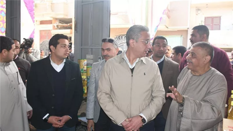 محافظ الفيوم يفتتح معرض 