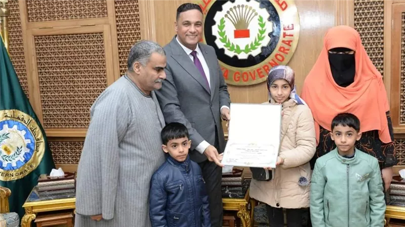 محافظ الدقهلية يكرم التلميذة  التي عثرت على مبلغ 100 الف جنيه 