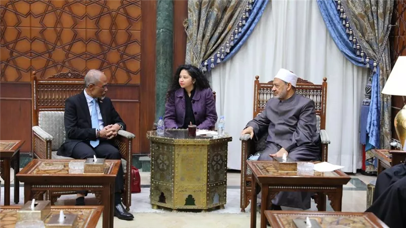شيخ الأزهر يستقبل وزير الشؤون الإسلامية بجمهورية سنغافورة