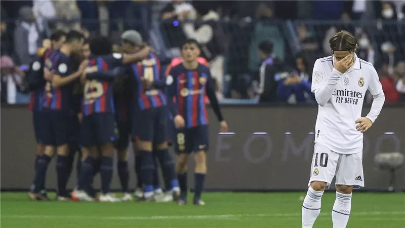 الشوط الأول ..برشلونة يضرب ريال مدريد بهدفين في نهائي كأس السوبر الإسباني