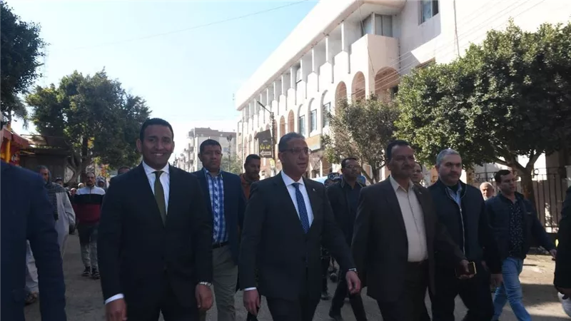 محافظ الفيوم يتفقد المعروض من السلع الغذائية واللحوم