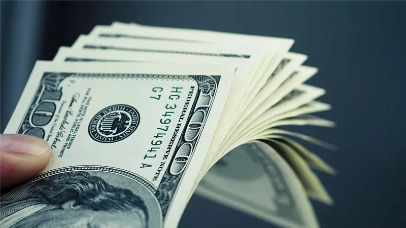 أسعار الذهب والدولار.. تراجع جديد وتحذيرات