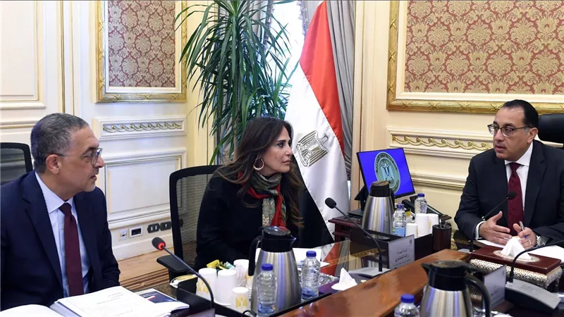 رئيس الوزراء يتابع مع الرئيس التنفيذي للهيئة العامة للاستثمار والمناطق الحرة عددا من الملفات