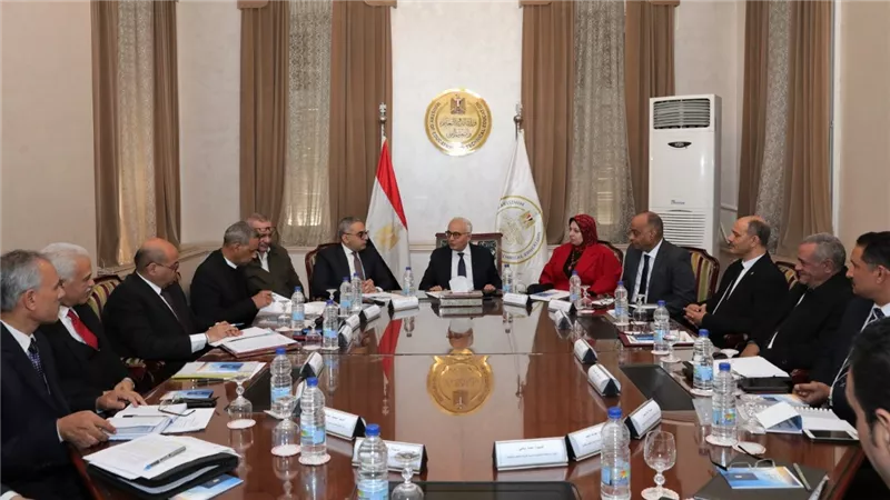 وزير التربية والتعليم يعقد اجتماعًا لمناقشة تفعيل مجموعات الدعم 