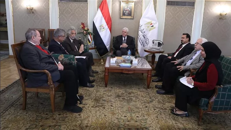 وزير التعليم العالي يلتقي نقيب الأطباء لبحث آليات التعاون المشترك 