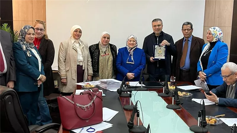 تكريم عمرو الليثي كأفضل اعلامي عام ٢٠٢٢ بكلية الإعلام جامعة القاهرة.. صور