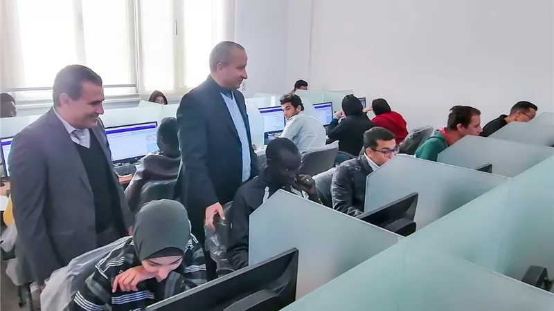 رئيس جامعة السويس يتفقد الإختبارات الإلكترونية بالجامعة