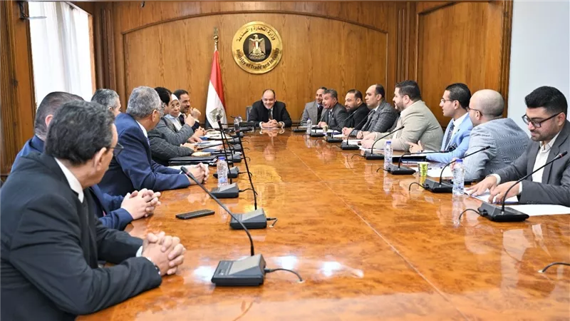 وزير التجارة والصناعة يبحث مع عدد من أعضاء البرلمان