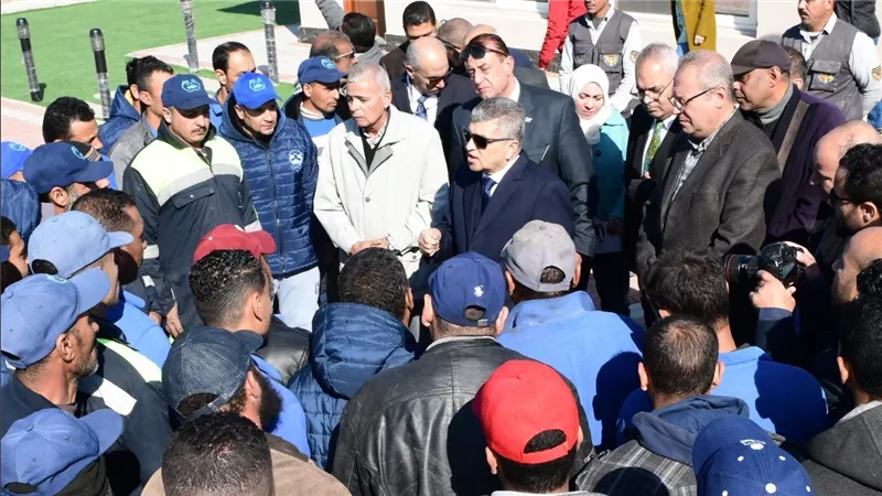 الفريق أسامة ربيع يتفقد قناة السويس للاستزراع المائي