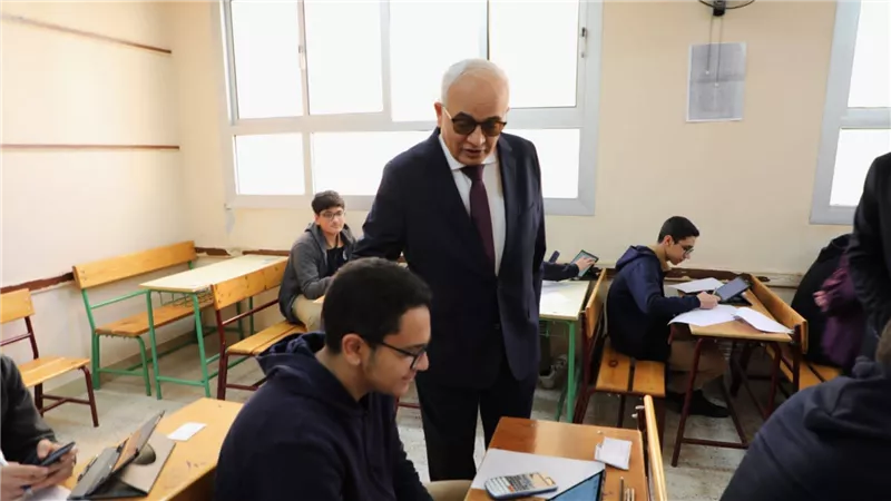 وزير التربية والتعليم يتفقد سير امتحانات الشهادة الإعدادية والصف الأول الثانوي بمدرسة مجدي يعقوب 