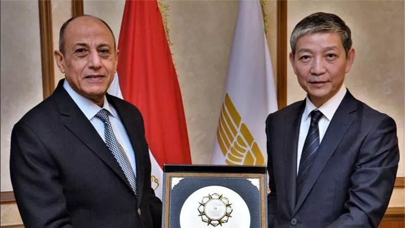 وزير الطيران يبحث مع السفير الصينى تعزيز التعاون المشترك فى مجال النقل الجوى