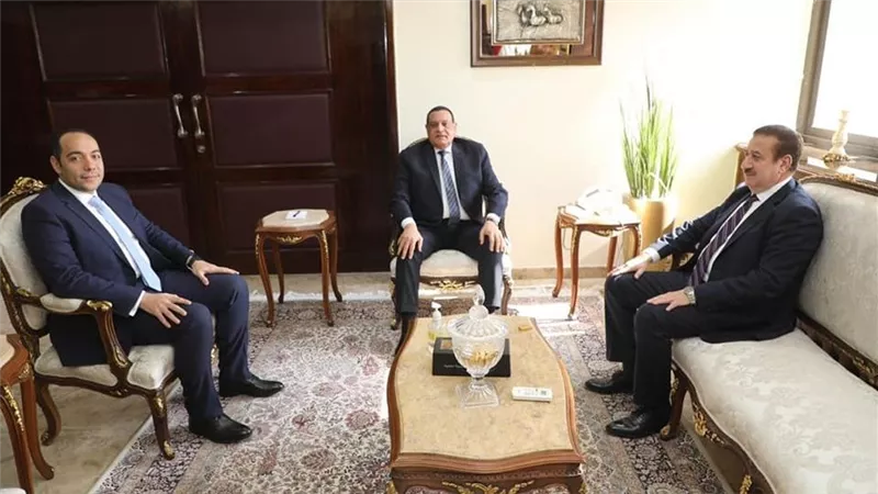 وزير التنمية المحلية يتابع مع محافظ المنوفية توافر السلع الغذائية بأسعار مخفضة للمواطنين 
