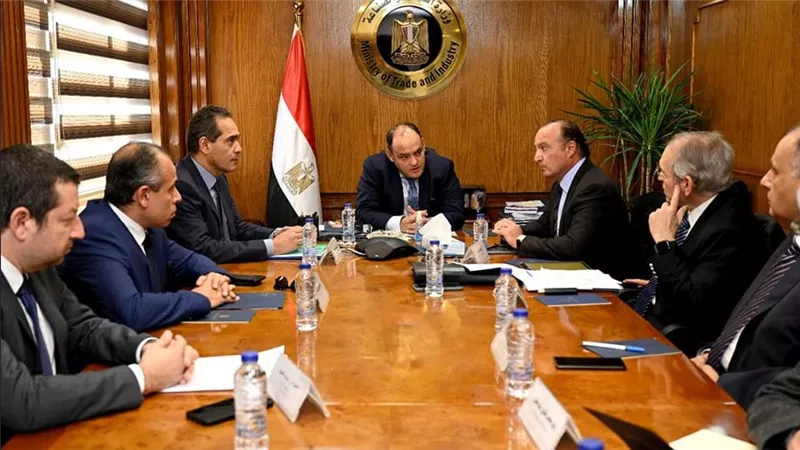 وزير التجارة يبحث مع رؤساء عدد من المجالس التصديرية خطط العمل لزيادة معدلات التصدير