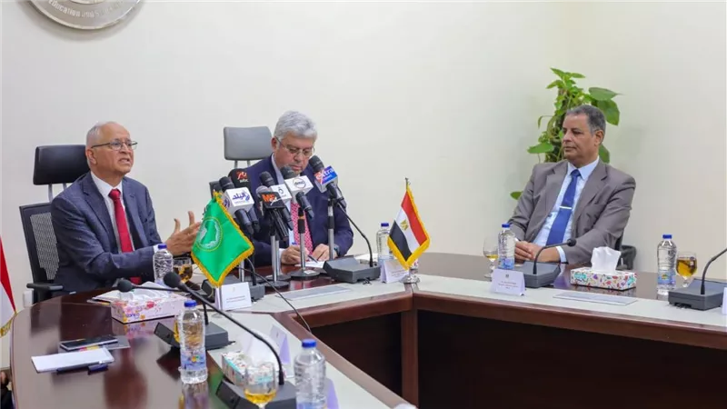 وزير التعليم العالى يوقع اتفاقية إنشاء مقر وكالة الفضاء الإفريقية فى مصر