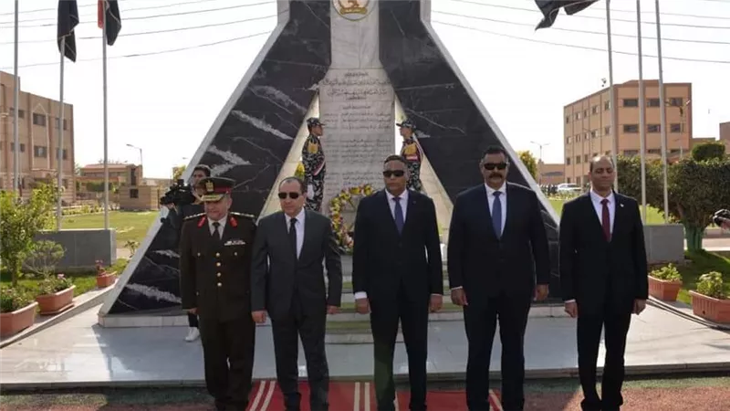 بالصور..  محافظ الدقهلية والقيادات الأمنية يضعون إكليل الزهور على النصب التذكاري 