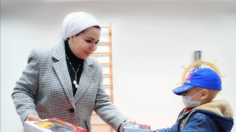 السيدة انتصار السيسى تزور مستشفى الأورمان وتشيد بـ