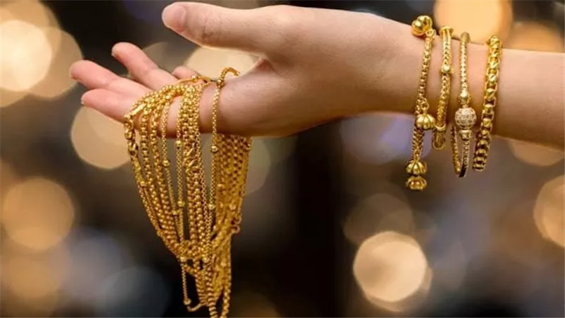 أسعار الذهب والدولار.. تراجع كبير في سوق الصاغة 
