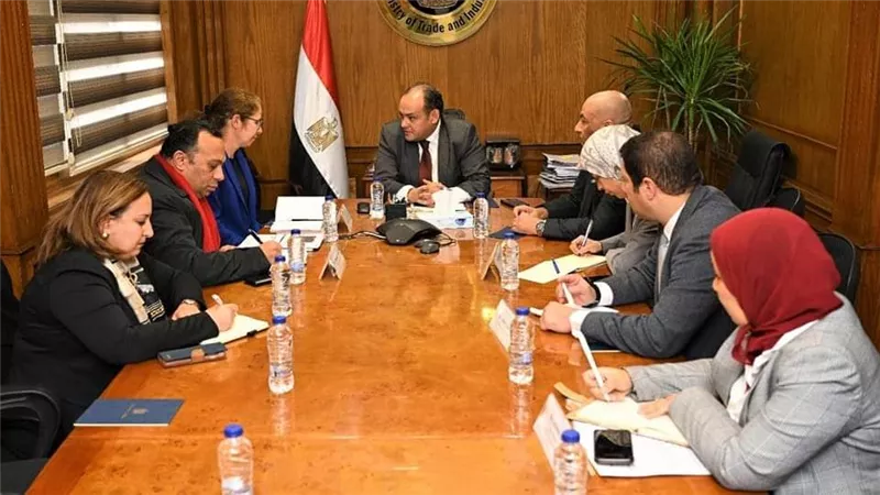 وزير التجارة يبحث مع ممثلي مجموعة البنك الدولي بالقاهرة تطوير الصناعة