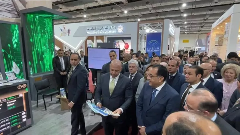 الدكتور مصطفى مدبولي يتفقد جناح البورصة المصرية بمعرض القاهرة الدولي للكتاب