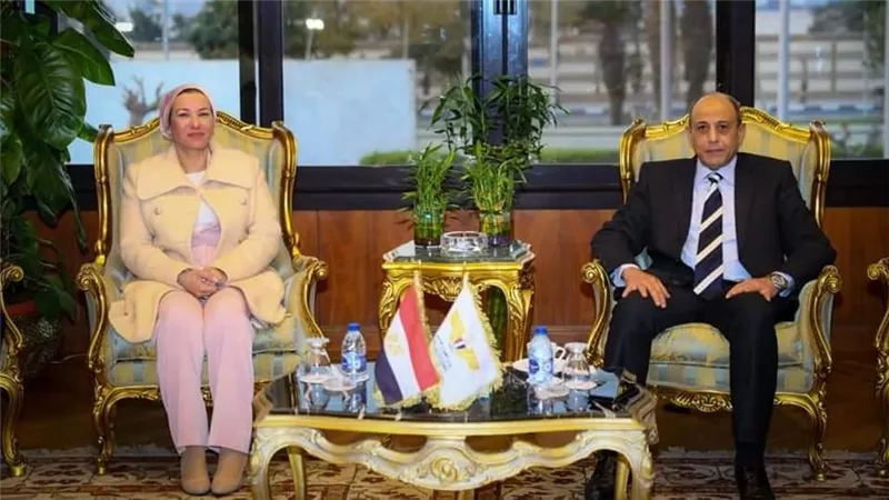 وزيرا الطيران والبيئة يفتتحان محطة جديدة للطاقة الشمسية بمطار القاهرة