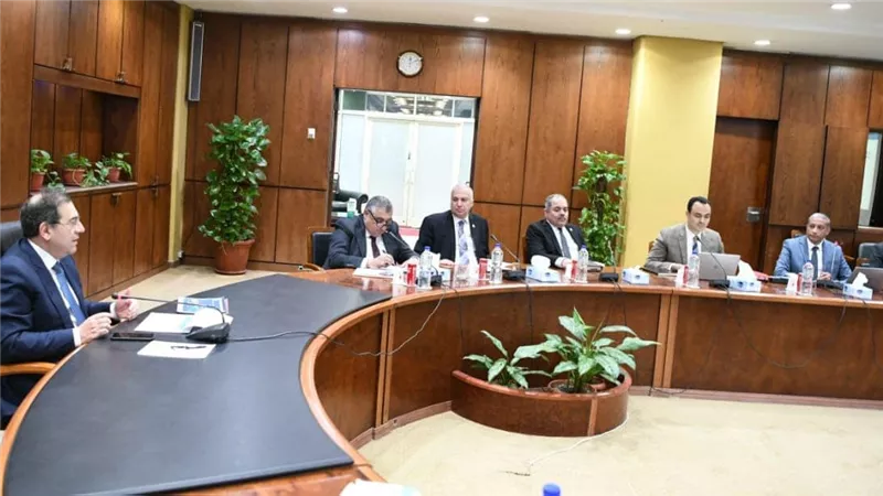 وزير البترول يرأس اجتماع اللجنة العليا لقطاع البترول لمتابعة تنفيذ مشروعات التكرير