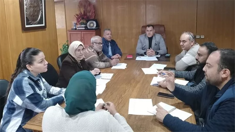 وكيل صحة السويس يترأس الإجتماع الشهري للجنة النفايات الخطرة