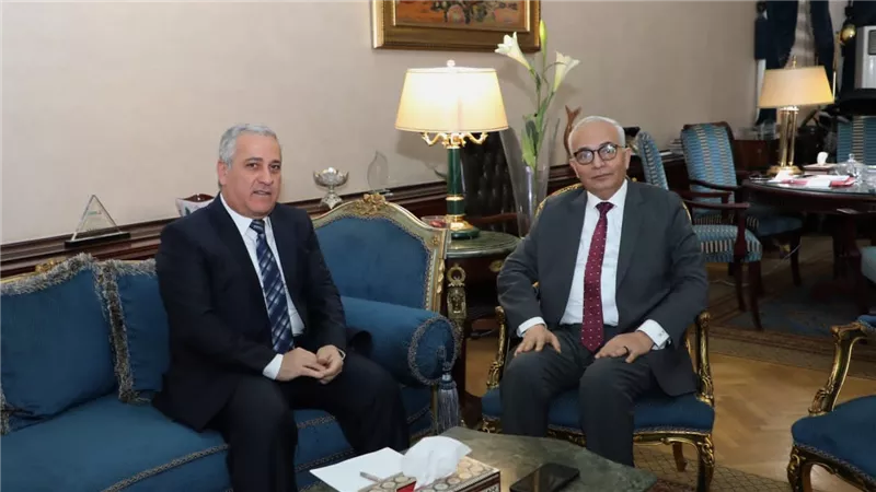 وزير التعليم يلتقي رئيس الهيئة الوطنية للصحافة لمناقشة أوجه التعاون المشترك