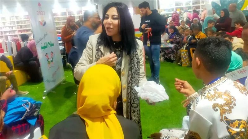 تجاوب كبير من الأطفال مع سماح أبو بكر عزت في حكي القصص