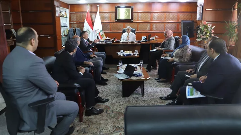 وزير القوى العاملة يلتقى وفداً من إدارة أكبر شركة لإنتاج السكر في الشرق الأوسط وأفريقيا