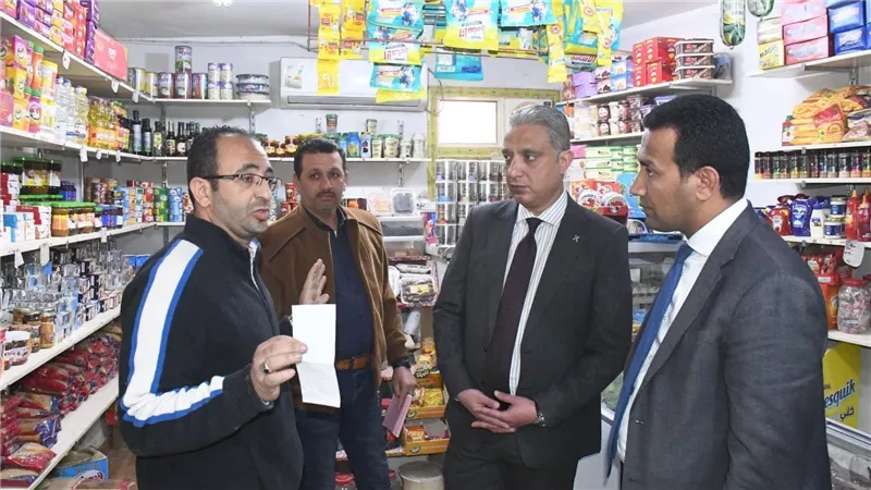 محافظ الفيوم يتفقد الأسواق والمحال التجارية بإطسا للاطمئنان على توافر السلع
