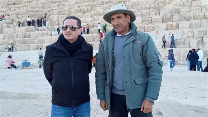 الكاتب والصحفي الفرنسي رولان لومبارتي يزور منطقة أهرامات الجيزة 