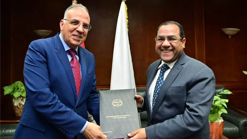 الدكتور هانى سويلم يتسلم من 