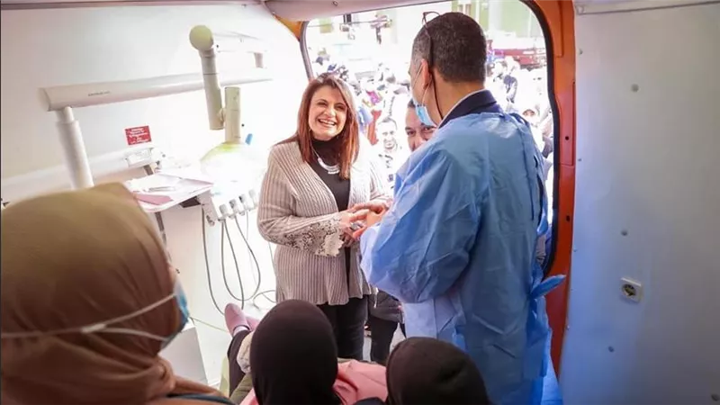 السفيرة سها جندي تتفقد قافلة طبية برعاية وزارتي الهجرة والصحة لأهالي الاسمرات