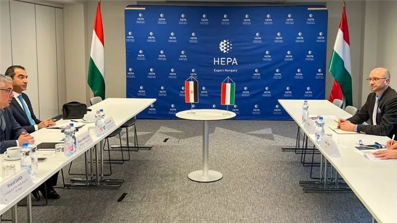 رئيس المنطقة الاقتصادية يبحث فرص الاستثمار مع مستثمري المجر