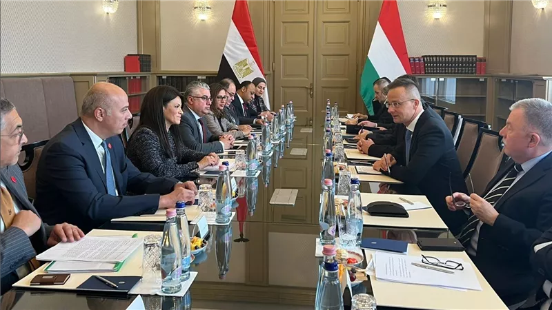وزيرة التعاون الدولي تعقد جلسة مباحثات موسعة مع وزير الخارجية والتجارة المجري 