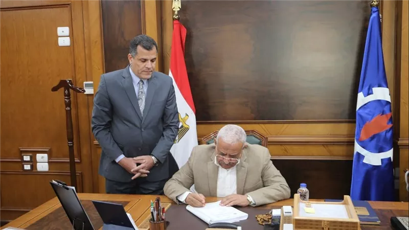 محافظ السويس يعتمد نتيجة الفصل الدراسي الأول للشهادة الاعدادية