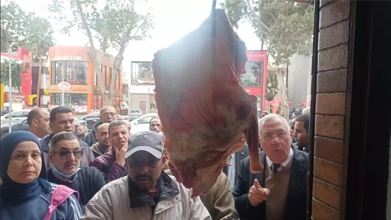 وزير الزراعة يتفقد المنافذ التابعة للوزارة ويوجه بالالتزام بالأسعار المخفضة المعلنة للمواطنين 