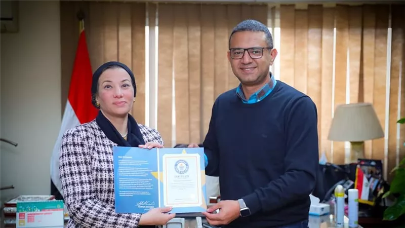 وزيرة البيئة تستقبل المغامر والناشط البيئي المصري علي عبده