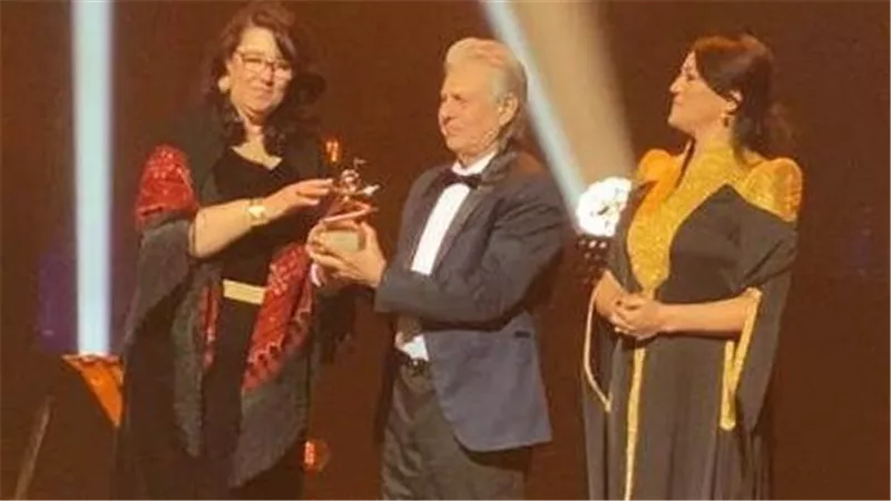 وزيرة الثقافة التونسية تهدي سليم سحاب تكريما خاصا في افتتاح مهرجان قرطاج 