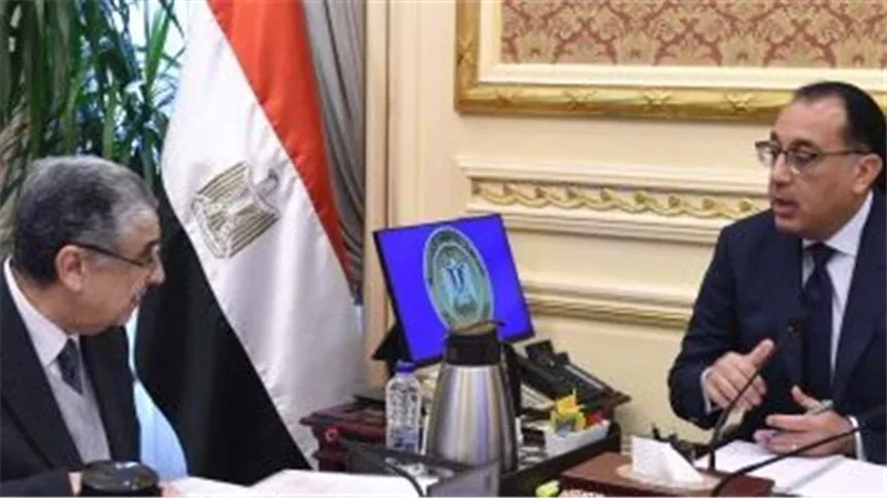 رئيس الوزراء يتابع مع وزير الكهرباء والطاقة المتجددة عددا من ملفات عمل الوزارة