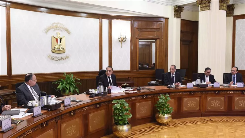 رئيس الوزراء يتابع جهود توطين صناعة التليفون المحمول فى مصر