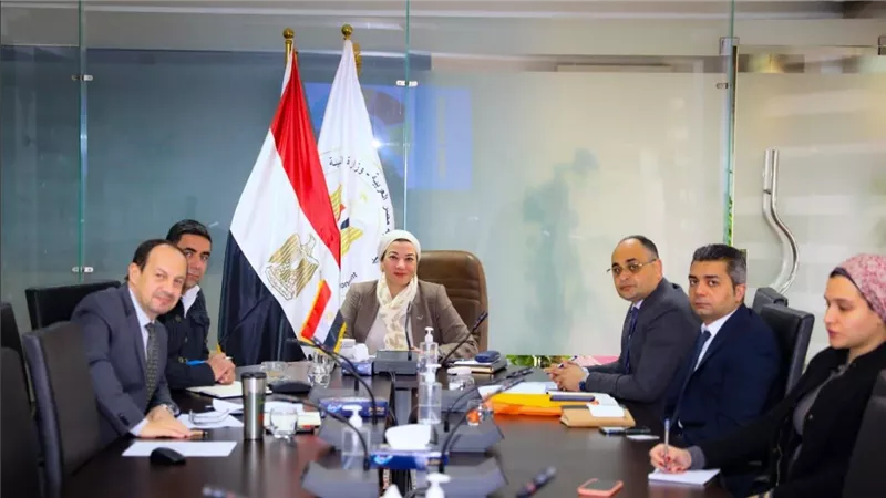 وزيرة البيئة تستعرض الموقف الحالي لمشروعات المرحلة الثالثة لبرنامج التحكم في التلوث الصناعي 