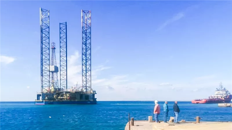 ميناء الطور يستقبل أول حفار بترول لأعمال صيانة دورية 