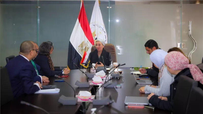 وزيرة البيئة تناقش مع البنك المركزي وضع نواة لتهيئة المناخ الداعم للقطاع المصرفي
