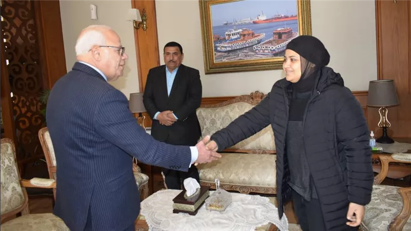 محافظ بورسعيد يستجيب لاستغاثة أحد المواطنات ويستقبلها في مكتبه على الفور