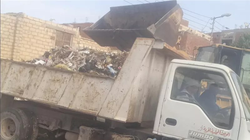 جمع ورفع ١٥٦ طن قمامة ومخلفات بمركز ومدينة فايد بالإسماعيلية 